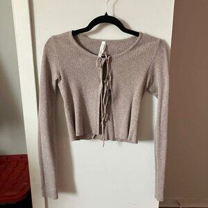 Haut court côtelé beige rosé à nouer devant